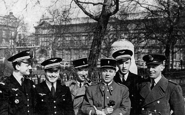 Londres, Hiver 1942. Bruno Larat et Forest Yeo-Thomas sont à droite de la photo