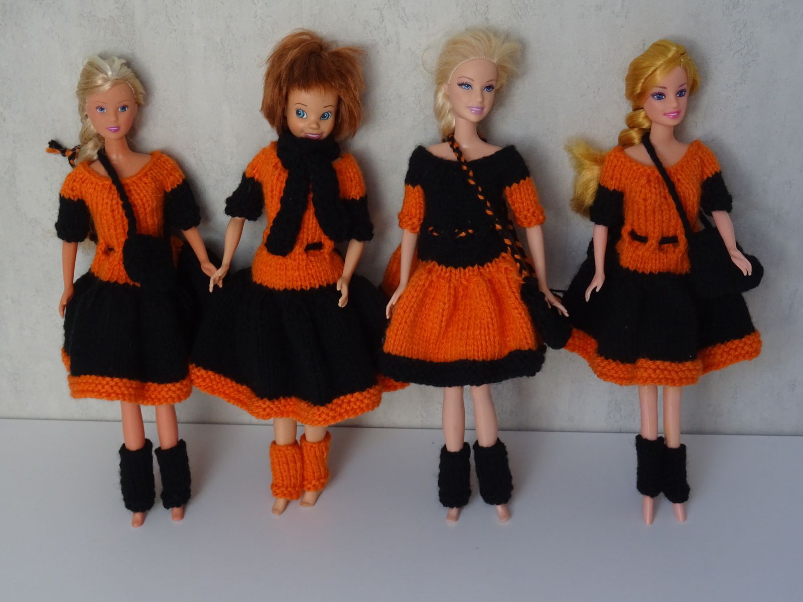 Le modèle de la robe pour la poupée est un modèle de Laramicelle  http://laramicelle2210.overblog.com/tuto-robe-et-gu%C3%AAtres-pour-barbie
