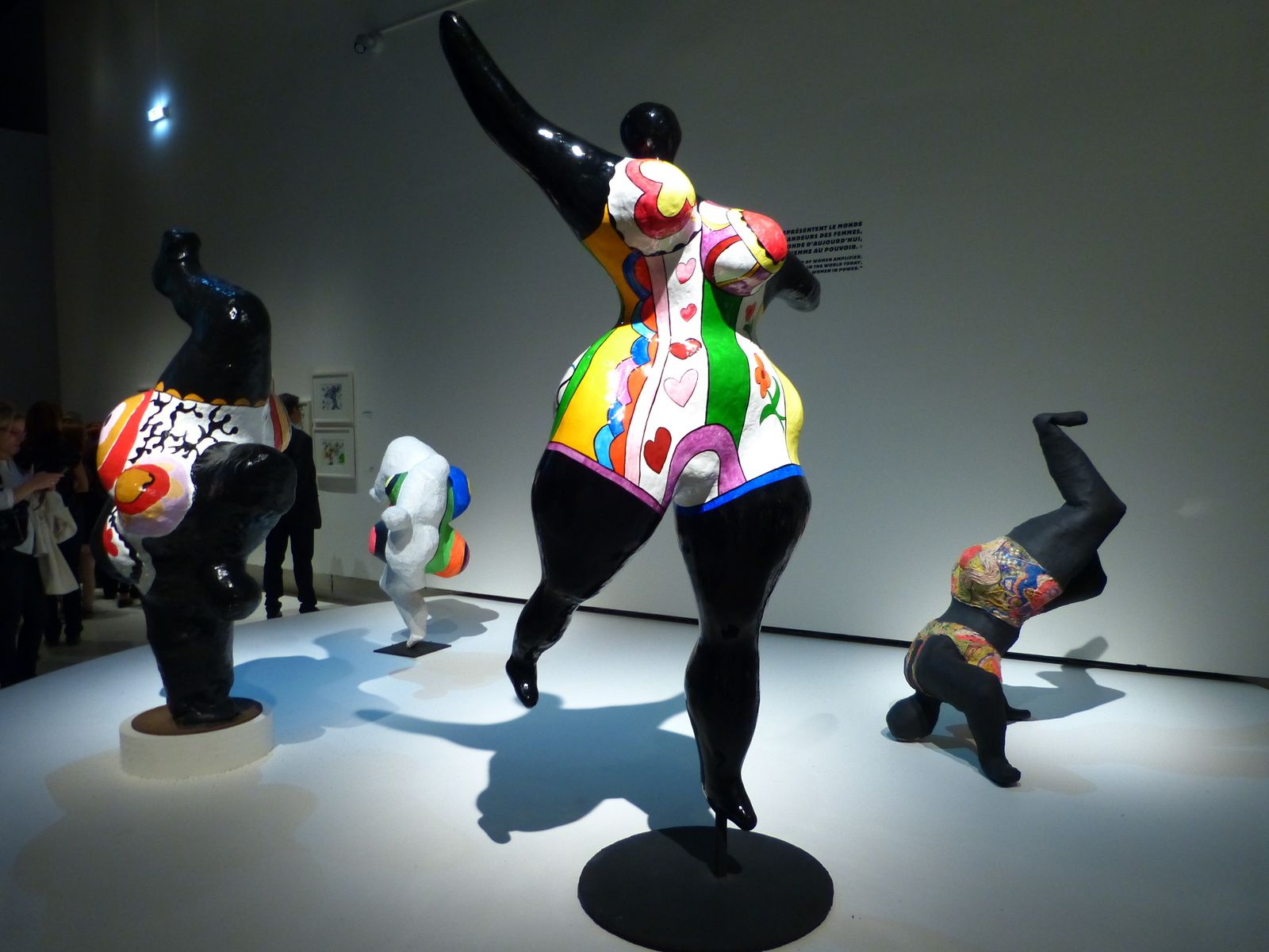 Niki de Saint Phalle = une explosion de formes, de couleurs, de sensualité, de femmes....