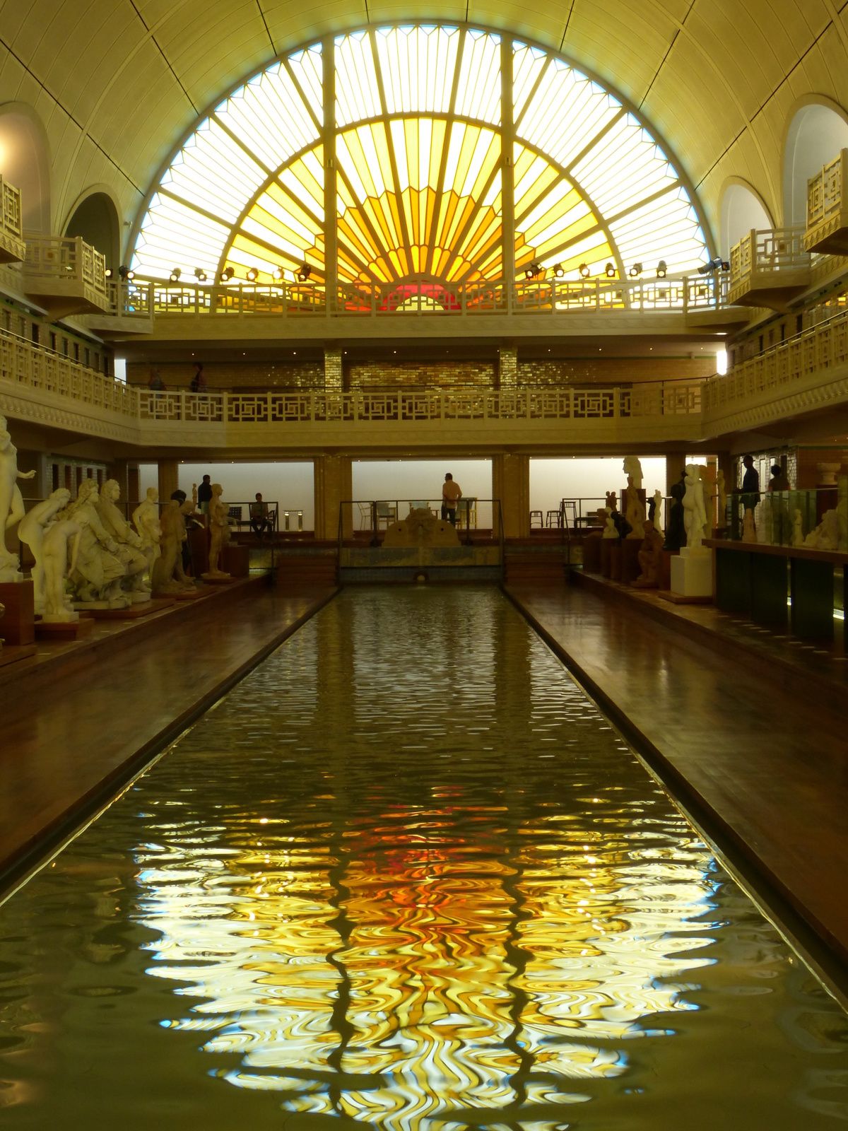 EXTRAORDINAIRE INITIATIVE que d'avoir transformée cette ancienne piscine style art-déco de ROUBAIX en un concentré d'arts sous toutes ses formes....