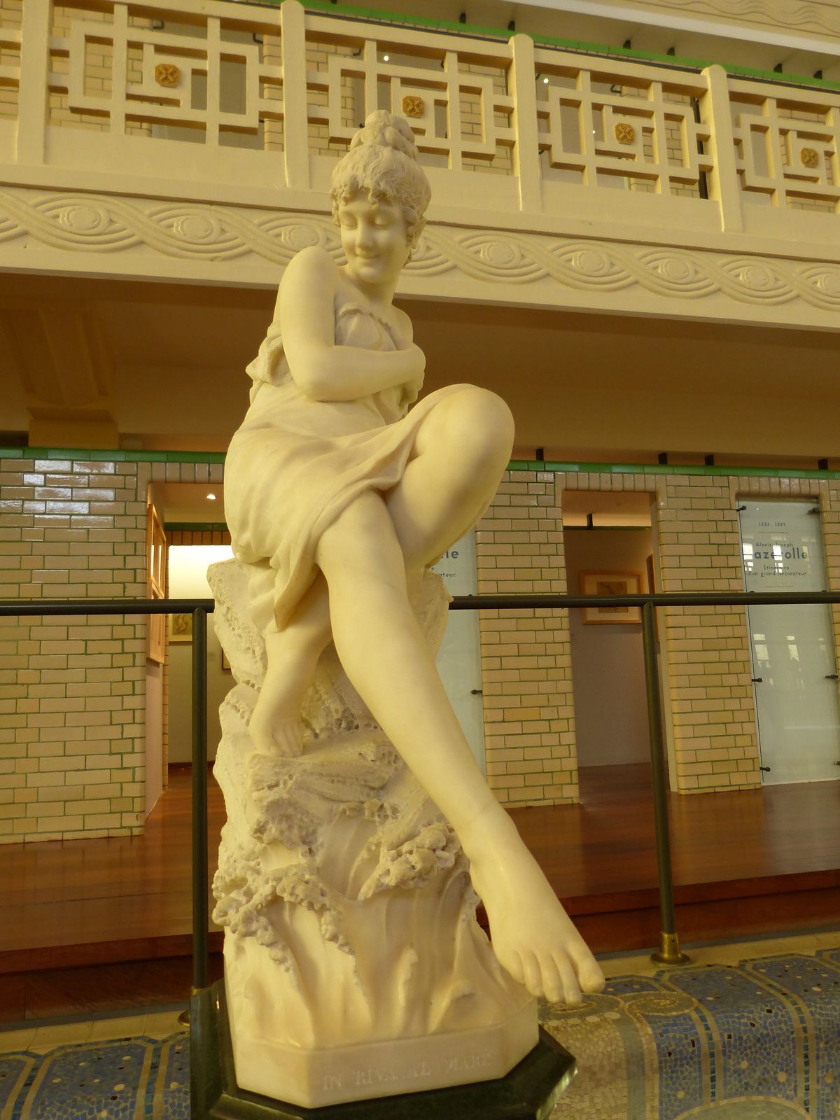 EXTRAORDINAIRE INITIATIVE que d'avoir transformée cette ancienne piscine style art-déco de ROUBAIX en un concentré d'arts sous toutes ses formes....