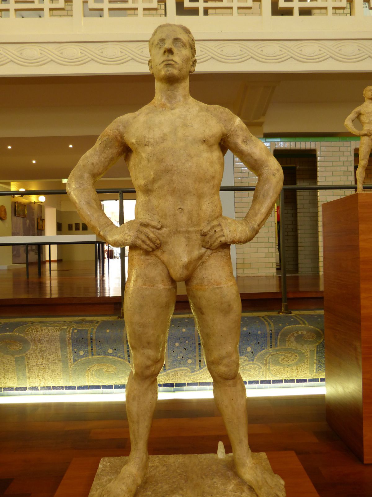 EXTRAORDINAIRE INITIATIVE que d'avoir transformée cette ancienne piscine style art-déco de ROUBAIX en un concentré d'arts sous toutes ses formes....