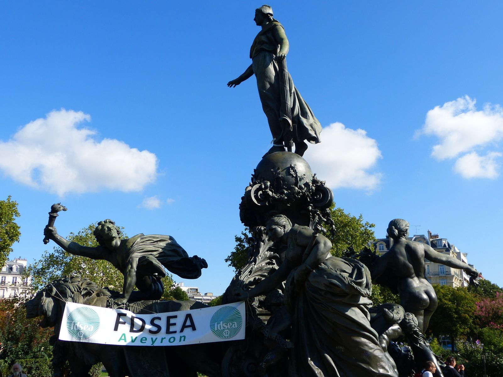 Jeudi 3 septembre 2015 = 1800 tracteurs manifestent à la Nation...