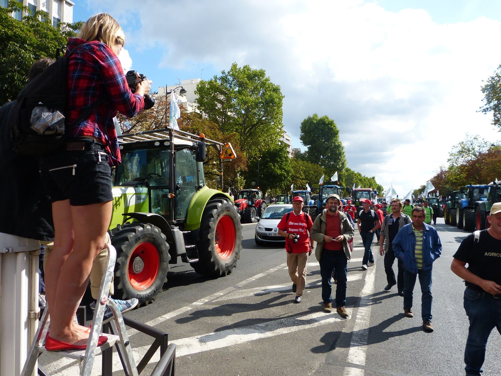 Jeudi 3 septembre 2015 = 1800 tracteurs manifestent à la Nation...