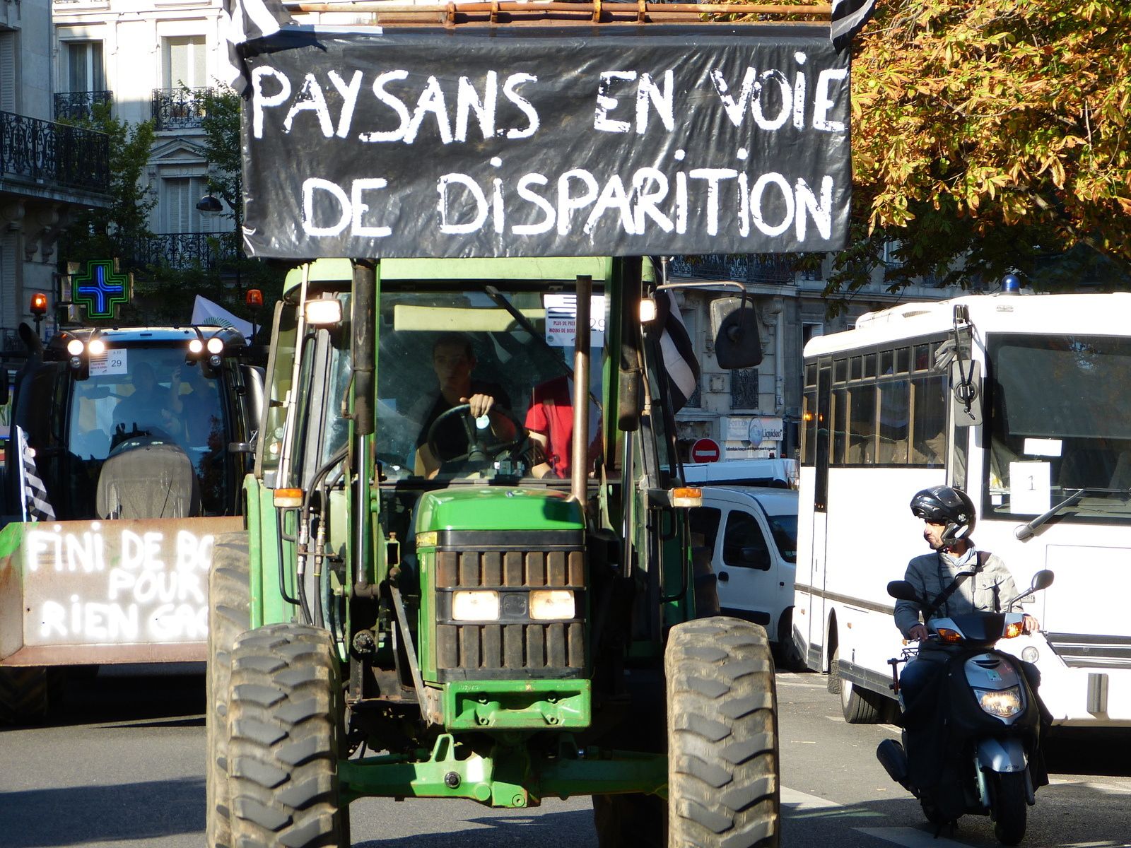 Jeudi 3 septembre 2015 = 1800 tracteurs manifestent à la Nation...