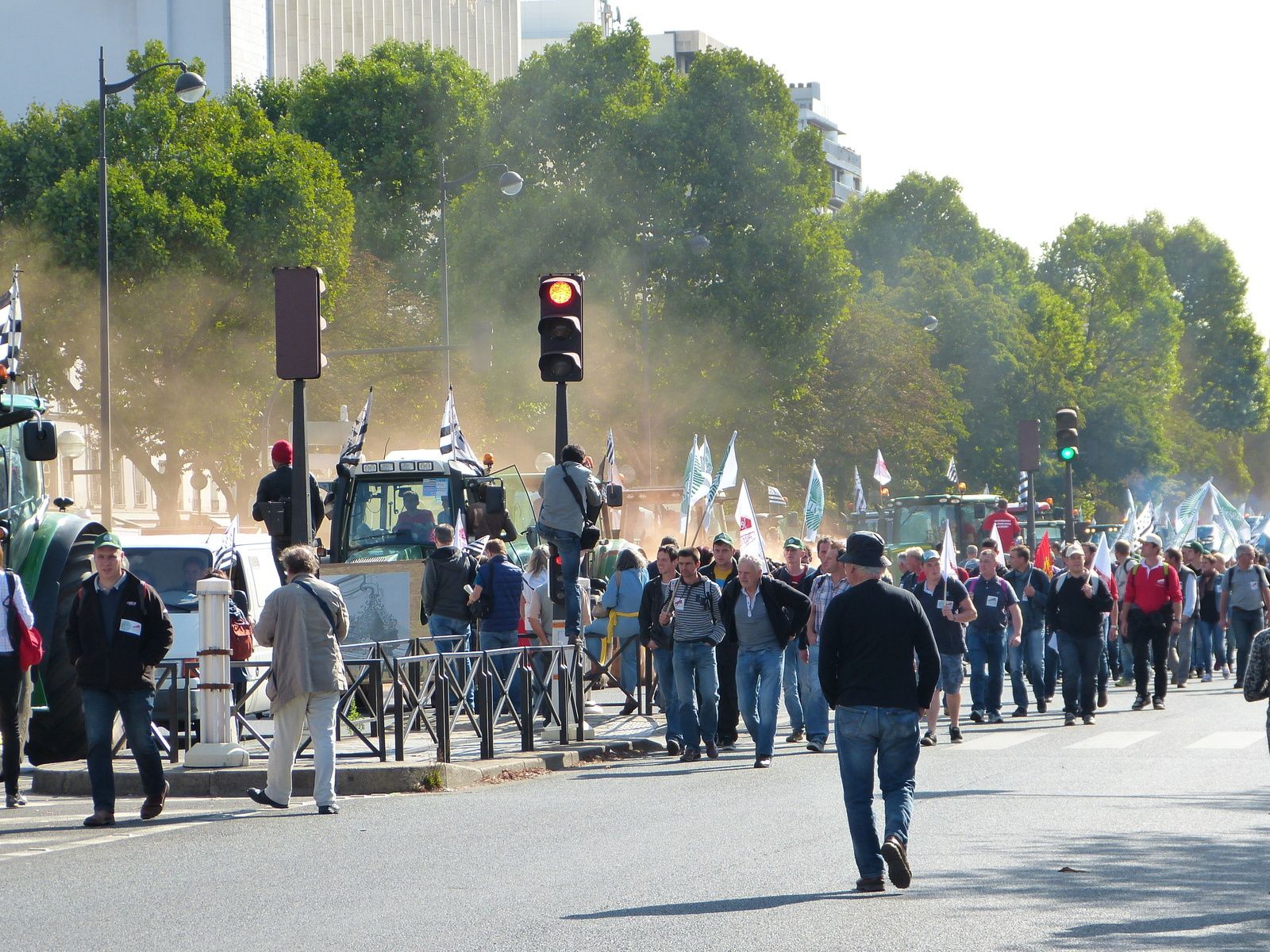 Jeudi 3 septembre 2015 = 1800 tracteurs manifestent à la Nation...