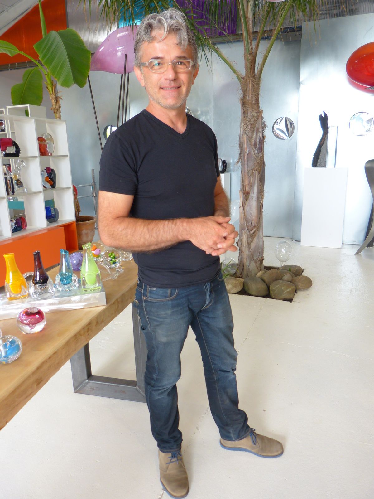 Xavier Carrère créateur et sculpteur de verre ne se contente pas d'exposer ses oeuvres originales dans sa Galerie "Léonart" à Léon (Landes).Il a créé un musée ouvert à tous"verre atlantique" à Magescq (40140), ou seul et sans aucune aide ou sponsor, il a réuni  divers créateurs du verre ainsi qu'un atelier pédagogique! Cette initiative mériterait d'être encouragée par la région et les élus locaux, et les créations de Xavier mériteraient une place de choix au Musée des Arts Décoratifs à Paris.....