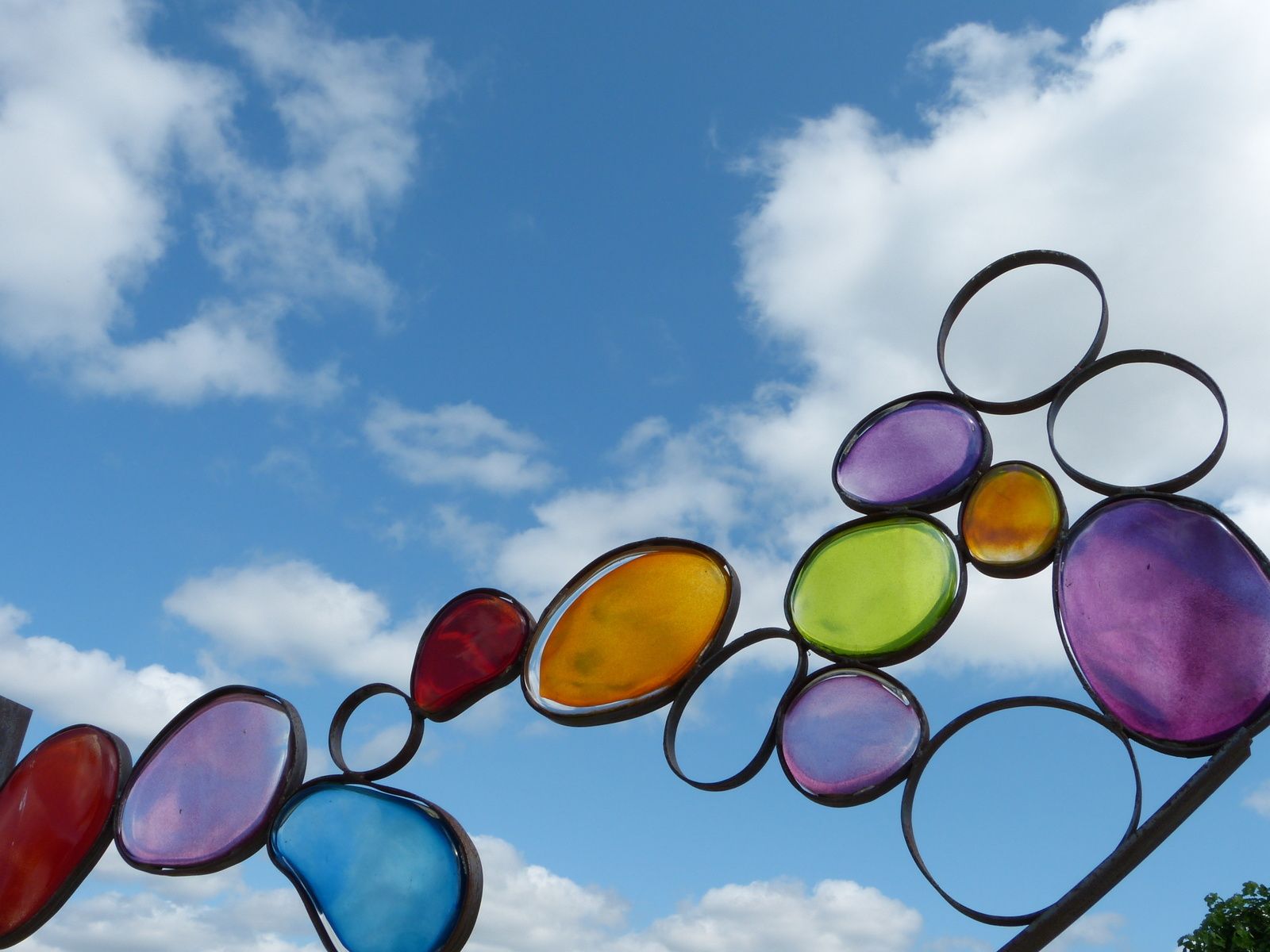 Xavier Carrère créateur et sculpteur de verre ne se contente pas d'exposer ses oeuvres originales dans sa Galerie "Léonart" à Léon (Landes).Il a créé un musée ouvert à tous"verre atlantique" à Magescq (40140), ou seul et sans aucune aide ou sponsor, il a réuni  divers créateurs du verre ainsi qu'un atelier pédagogique! Cette initiative mériterait d'être encouragée par la région et les élus locaux, et les créations de Xavier mériteraient une place de choix au Musée des Arts Décoratifs à Paris.....