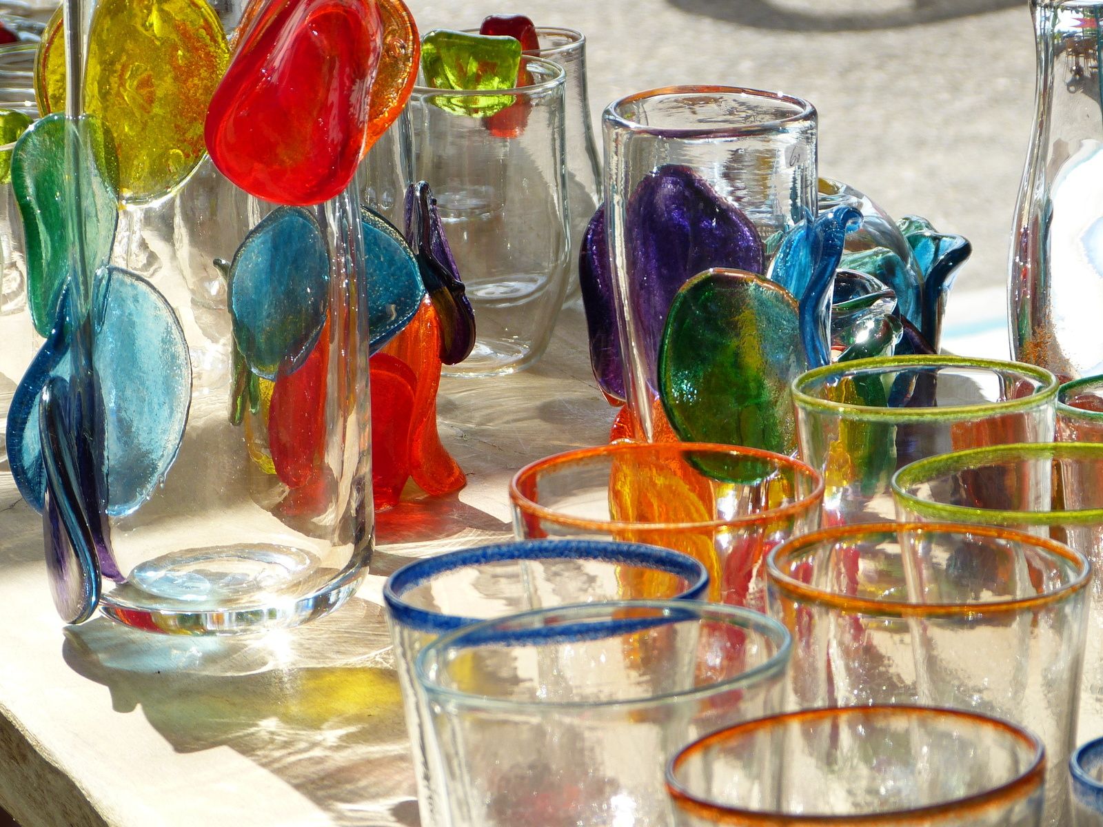 Xavier Carrère créateur et sculpteur de verre ne se contente pas d'exposer ses oeuvres originales dans sa Galerie "Léonart" à Léon (Landes).Il a créé un musée ouvert à tous"verre atlantique" à Magescq (40140), ou seul et sans aucune aide ou sponsor, il a réuni  divers créateurs du verre ainsi qu'un atelier pédagogique! Cette initiative mériterait d'être encouragée par la région et les élus locaux, et les créations de Xavier mériteraient une place de choix au Musée des Arts Décoratifs à Paris.....
