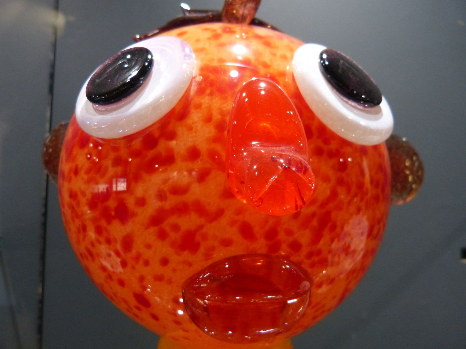 Xavier Carrère créateur et sculpteur de verre ne se contente pas d'exposer ses oeuvres originales dans sa Galerie "Léonart" à Léon (Landes).Il a créé un musée ouvert à tous"verre atlantique" à Magescq (40140), ou seul et sans aucune aide ou sponsor, il a réuni  divers créateurs du verre ainsi qu'un atelier pédagogique! Cette initiative mériterait d'être encouragée par la région et les élus locaux, et les créations de Xavier mériteraient une place de choix au Musée des Arts Décoratifs à Paris.....