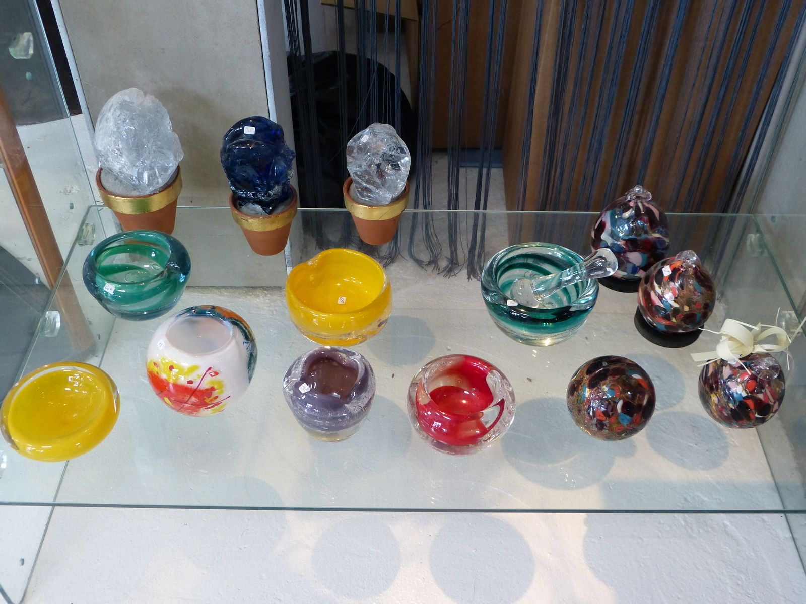 Xavier Carrère créateur et sculpteur de verre ne se contente pas d'exposer ses oeuvres originales dans sa Galerie "Léonart" à Léon (Landes).Il a créé un musée ouvert à tous"verre atlantique" à Magescq (40140), ou seul et sans aucune aide ou sponsor, il a réuni  divers créateurs du verre ainsi qu'un atelier pédagogique! Cette initiative mériterait d'être encouragée par la région et les élus locaux, et les créations de Xavier mériteraient une place de choix au Musée des Arts Décoratifs à Paris.....