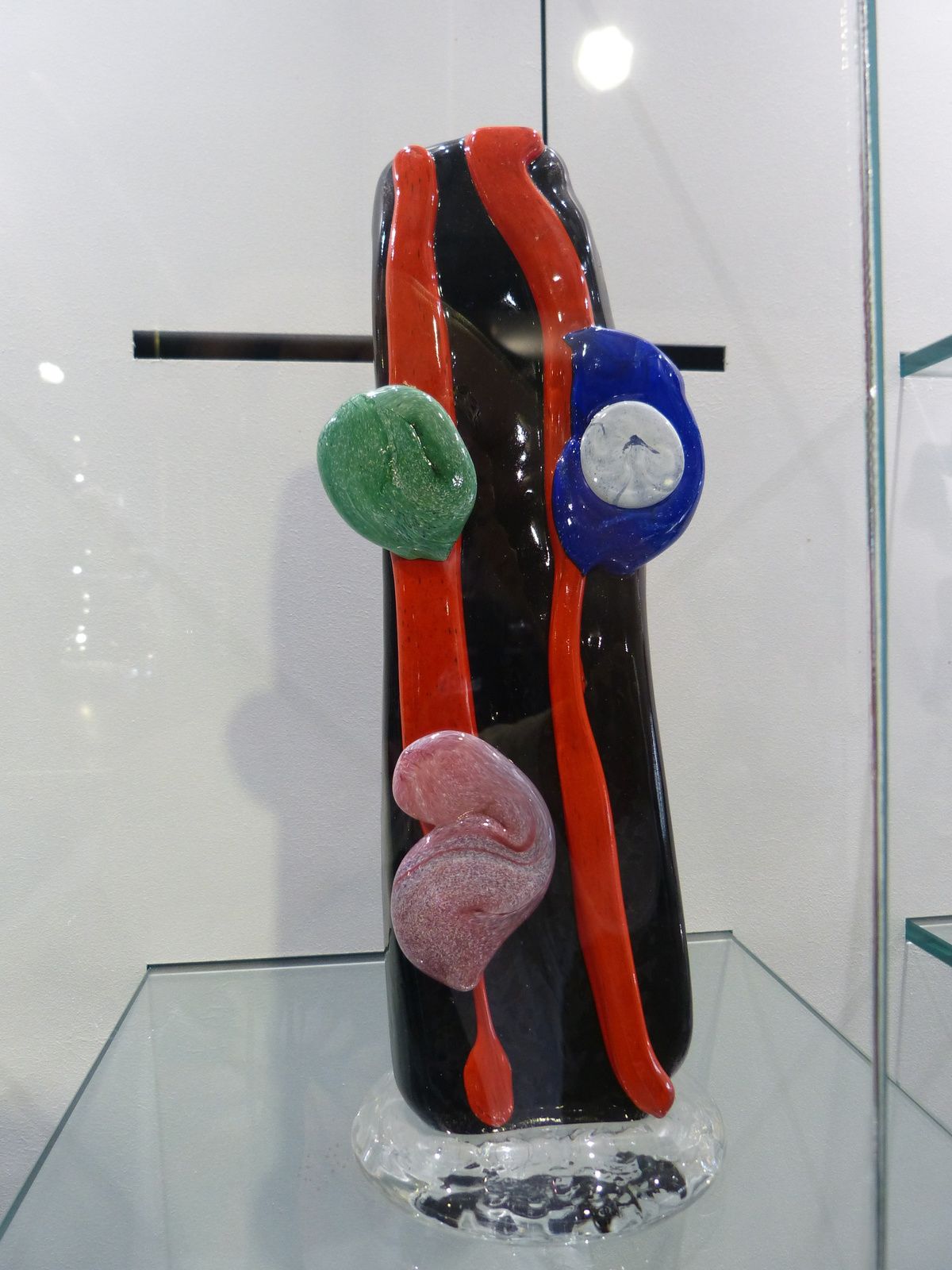 Xavier Carrère créateur et sculpteur de verre ne se contente pas d'exposer ses oeuvres originales dans sa Galerie "Léonart" à Léon (Landes).Il a créé un musée ouvert à tous"verre atlantique" à Magescq (40140), ou seul et sans aucune aide ou sponsor, il a réuni  divers créateurs du verre ainsi qu'un atelier pédagogique! Cette initiative mériterait d'être encouragée par la région et les élus locaux, et les créations de Xavier mériteraient une place de choix au Musée des Arts Décoratifs à Paris.....