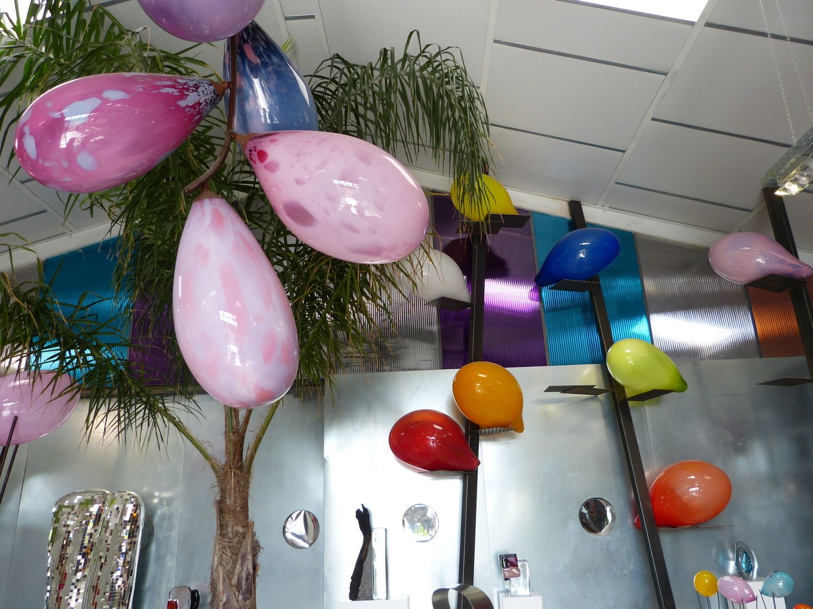 Xavier Carrère créateur et sculpteur de verre ne se contente pas d'exposer ses oeuvres originales dans sa Galerie "Léonart" à Léon (Landes).Il a créé un musée ouvert à tous"verre atlantique" à Magescq (40140), ou seul et sans aucune aide ou sponsor, il a réuni  divers créateurs du verre ainsi qu'un atelier pédagogique! Cette initiative mériterait d'être encouragée par la région et les élus locaux, et les créations de Xavier mériteraient une place de choix au Musée des Arts Décoratifs à Paris.....