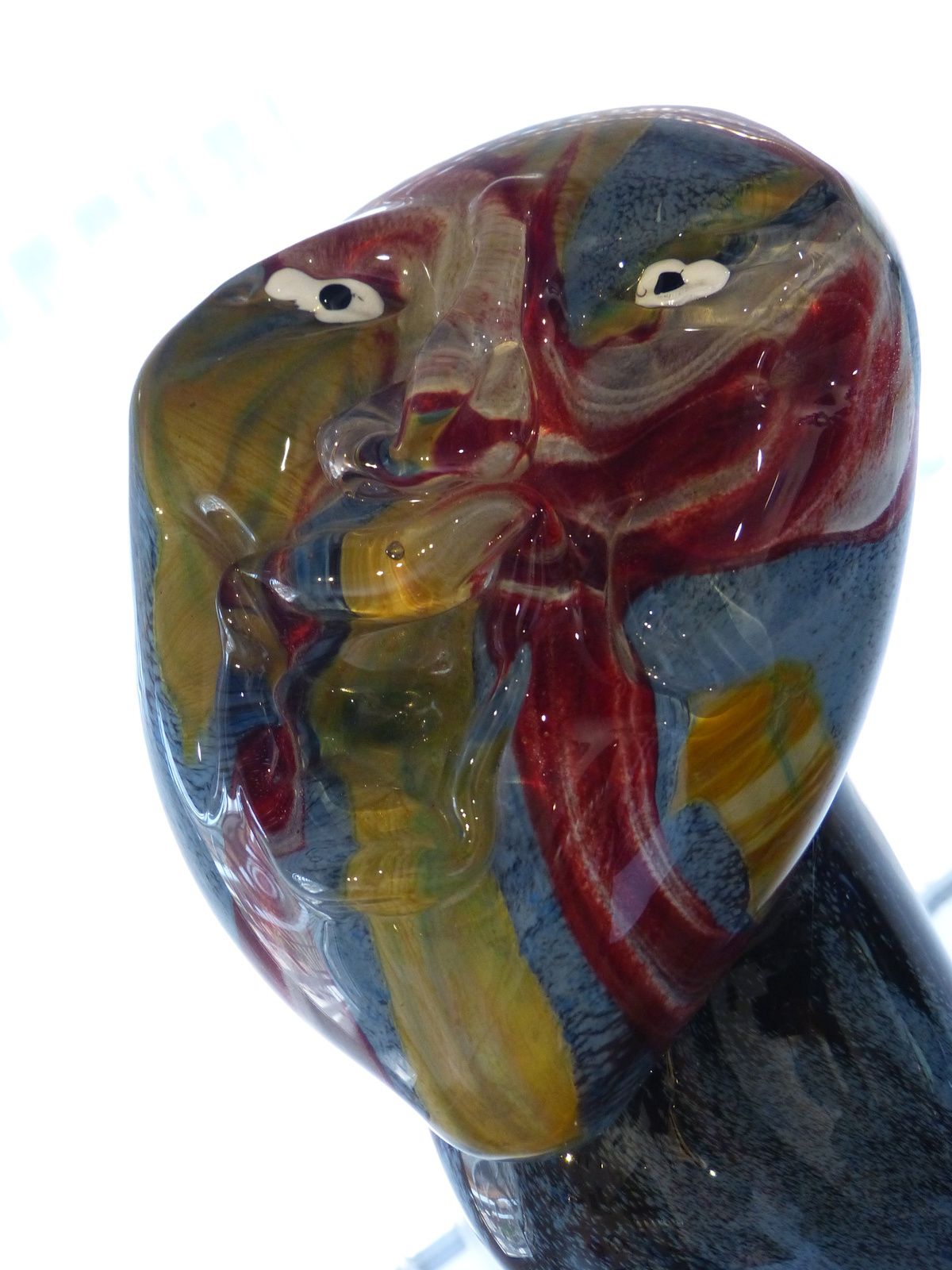 Xavier Carrère créateur et sculpteur de verre ne se contente pas d'exposer ses oeuvres originales dans sa Galerie "Léonart" à Léon (Landes).Il a créé un musée ouvert à tous"verre atlantique" à Magescq (40140), ou seul et sans aucune aide ou sponsor, il a réuni  divers créateurs du verre ainsi qu'un atelier pédagogique! Cette initiative mériterait d'être encouragée par la région et les élus locaux, et les créations de Xavier mériteraient une place de choix au Musée des Arts Décoratifs à Paris.....
