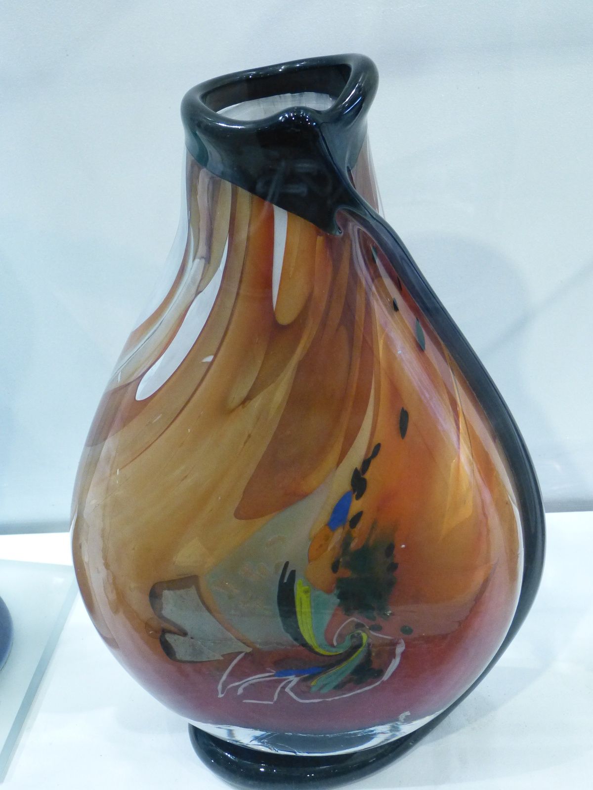 Xavier Carrère créateur et sculpteur de verre ne se contente pas d'exposer ses oeuvres originales dans sa Galerie "Léonart" à Léon (Landes).Il a créé un musée ouvert à tous"verre atlantique" à Magescq (40140), ou seul et sans aucune aide ou sponsor, il a réuni  divers créateurs du verre ainsi qu'un atelier pédagogique! Cette initiative mériterait d'être encouragée par la région et les élus locaux, et les créations de Xavier mériteraient une place de choix au Musée des Arts Décoratifs à Paris.....