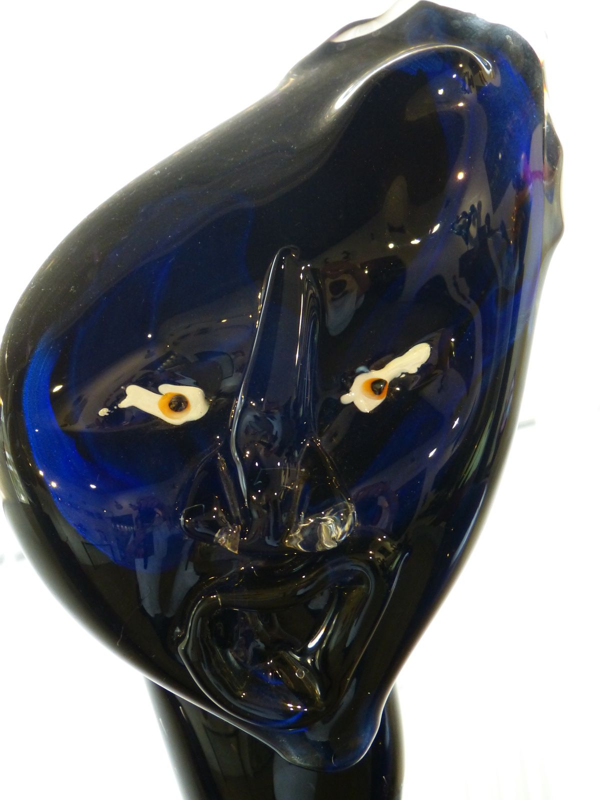 Xavier Carrère créateur et sculpteur de verre ne se contente pas d'exposer ses oeuvres originales dans sa Galerie "Léonart" à Léon (Landes).Il a créé un musée ouvert à tous"verre atlantique" à Magescq (40140), ou seul et sans aucune aide ou sponsor, il a réuni  divers créateurs du verre ainsi qu'un atelier pédagogique! Cette initiative mériterait d'être encouragée par la région et les élus locaux, et les créations de Xavier mériteraient une place de choix au Musée des Arts Décoratifs à Paris.....