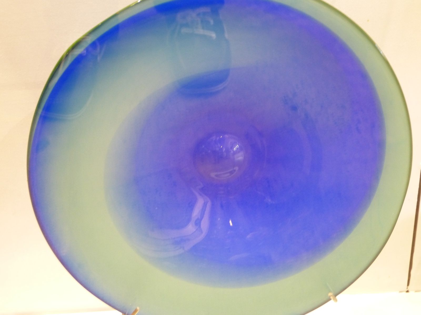 Xavier Carrère créateur et sculpteur de verre ne se contente pas d'exposer ses oeuvres originales dans sa Galerie "Léonart" à Léon (Landes).Il a créé un musée ouvert à tous"verre atlantique" à Magescq (40140), ou seul et sans aucune aide ou sponsor, il a réuni  divers créateurs du verre ainsi qu'un atelier pédagogique! Cette initiative mériterait d'être encouragée par la région et les élus locaux, et les créations de Xavier mériteraient une place de choix au Musée des Arts Décoratifs à Paris.....