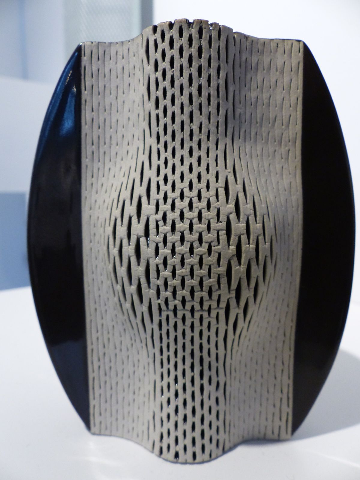 Cette exposition de céramique eut le mérite, par sa diversité d'oeuvres exposées,de montrer que l'expression des créateurs , ne se limite plus au façonnage d'objets usuels....