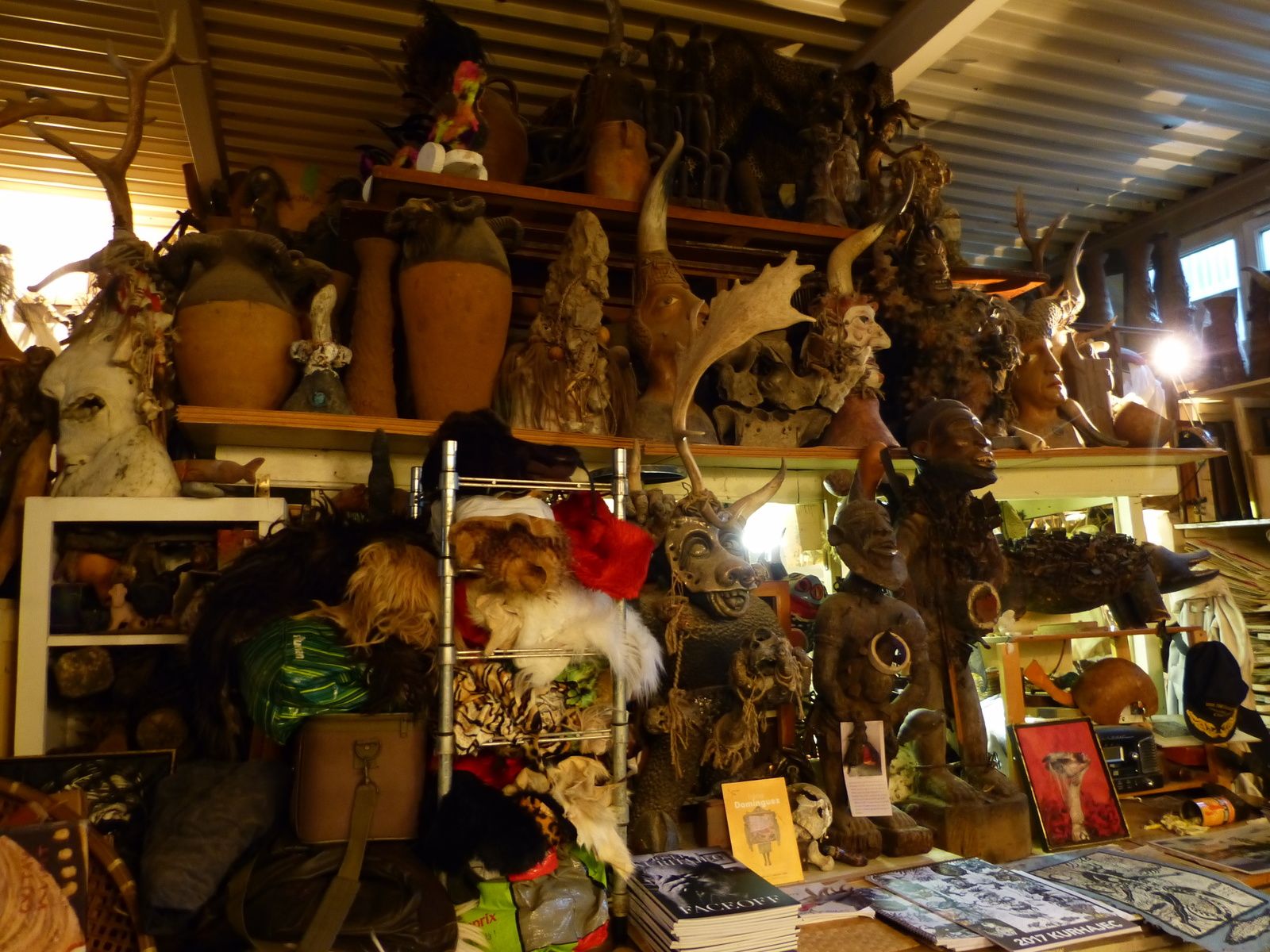 L'univers de Joseph K. est riche et divers....il a vécu aux states et l'influence "amérindien" est patente.Connu mondialement, il a une galerie à NY, fait des conférences mais revient toujours à son atelier parisien du Montparnasse ,au 58 rue Didot 75014, toujours ouvert (quand il est présent) à tous et ou la diversité et la force de ses oeuvres n'ont  d'égales que sa convivialité....