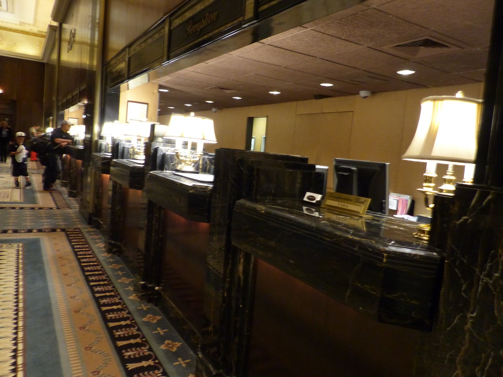 à la veille de la fermeture de ce mythique hotel de Manhattan, ces quelques clichés pris dans cet établissement et alentours en juin 2014....un pur chef d'oeuvre art-déco.