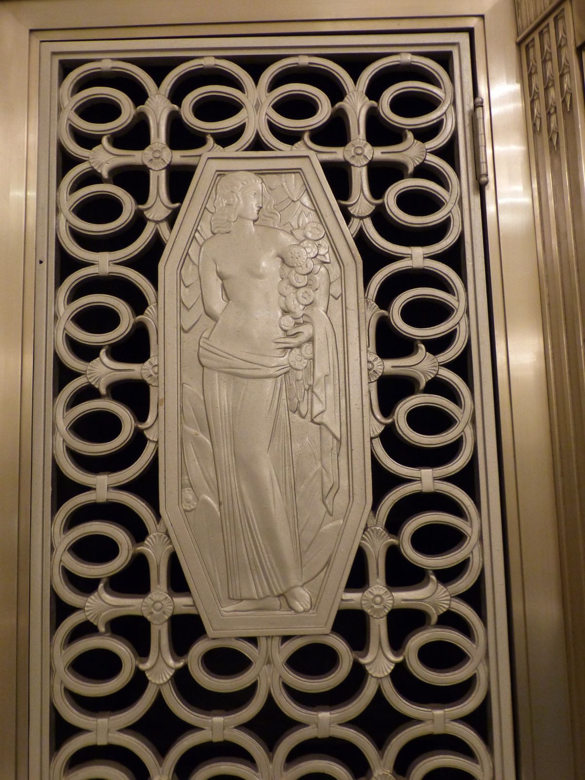 à la veille de la fermeture de ce mythique hotel de Manhattan, ces quelques clichés pris dans cet établissement et alentours en juin 2014....un pur chef d'oeuvre art-déco.