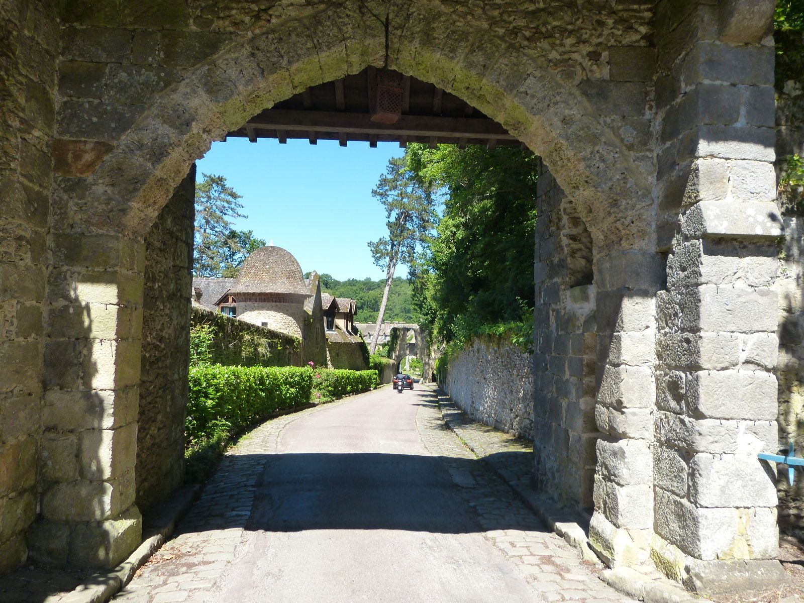 ...que cette Abbaye des Vaux de Cernay dans les Yvelines.....http://www.sortir-yvelines.fr/Chateaux-et-patrimoine/Chateaux-et-Patrimoine-dans-les-Yvelines/visite-decouverte-yvelines/abbaye-vaux-de-cernay.............................