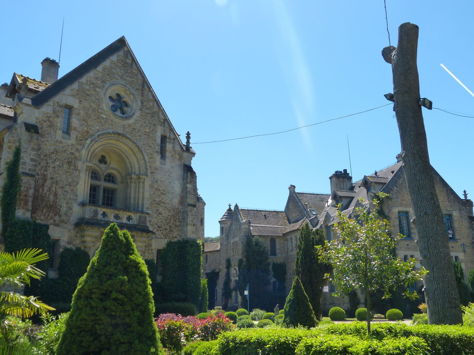 ...que cette Abbaye des Vaux de Cernay dans les Yvelines.....http://www.sortir-yvelines.fr/Chateaux-et-patrimoine/Chateaux-et-Patrimoine-dans-les-Yvelines/visite-decouverte-yvelines/abbaye-vaux-de-cernay.............................