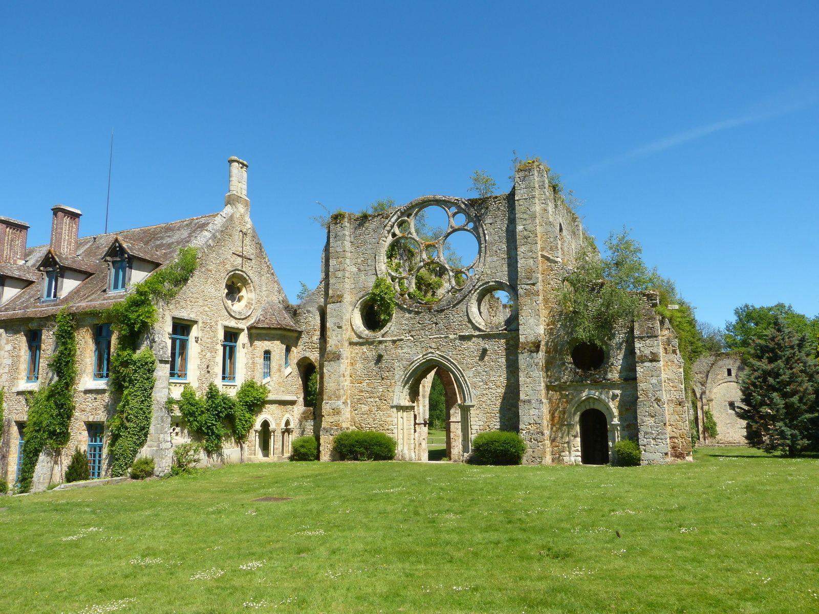 ...que cette Abbaye des Vaux de Cernay dans les Yvelines.....http://www.sortir-yvelines.fr/Chateaux-et-patrimoine/Chateaux-et-Patrimoine-dans-les-Yvelines/visite-decouverte-yvelines/abbaye-vaux-de-cernay.............................