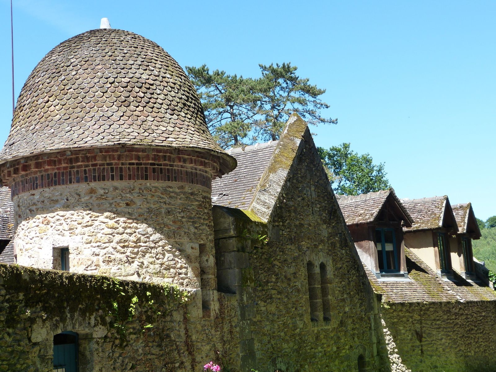 ...que cette Abbaye des Vaux de Cernay dans les Yvelines.....http://www.sortir-yvelines.fr/Chateaux-et-patrimoine/Chateaux-et-Patrimoine-dans-les-Yvelines/visite-decouverte-yvelines/abbaye-vaux-de-cernay.............................