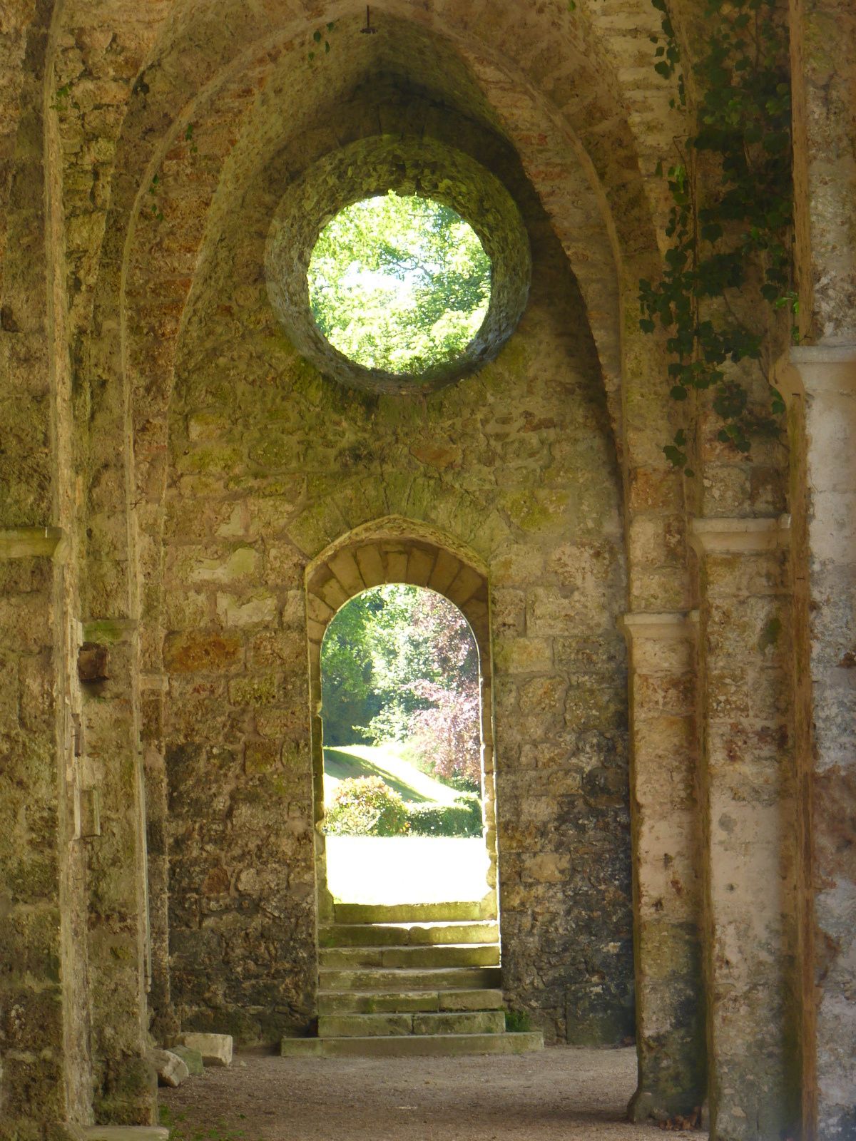 ...que cette Abbaye des Vaux de Cernay dans les Yvelines.....http://www.sortir-yvelines.fr/Chateaux-et-patrimoine/Chateaux-et-Patrimoine-dans-les-Yvelines/visite-decouverte-yvelines/abbaye-vaux-de-cernay.............................