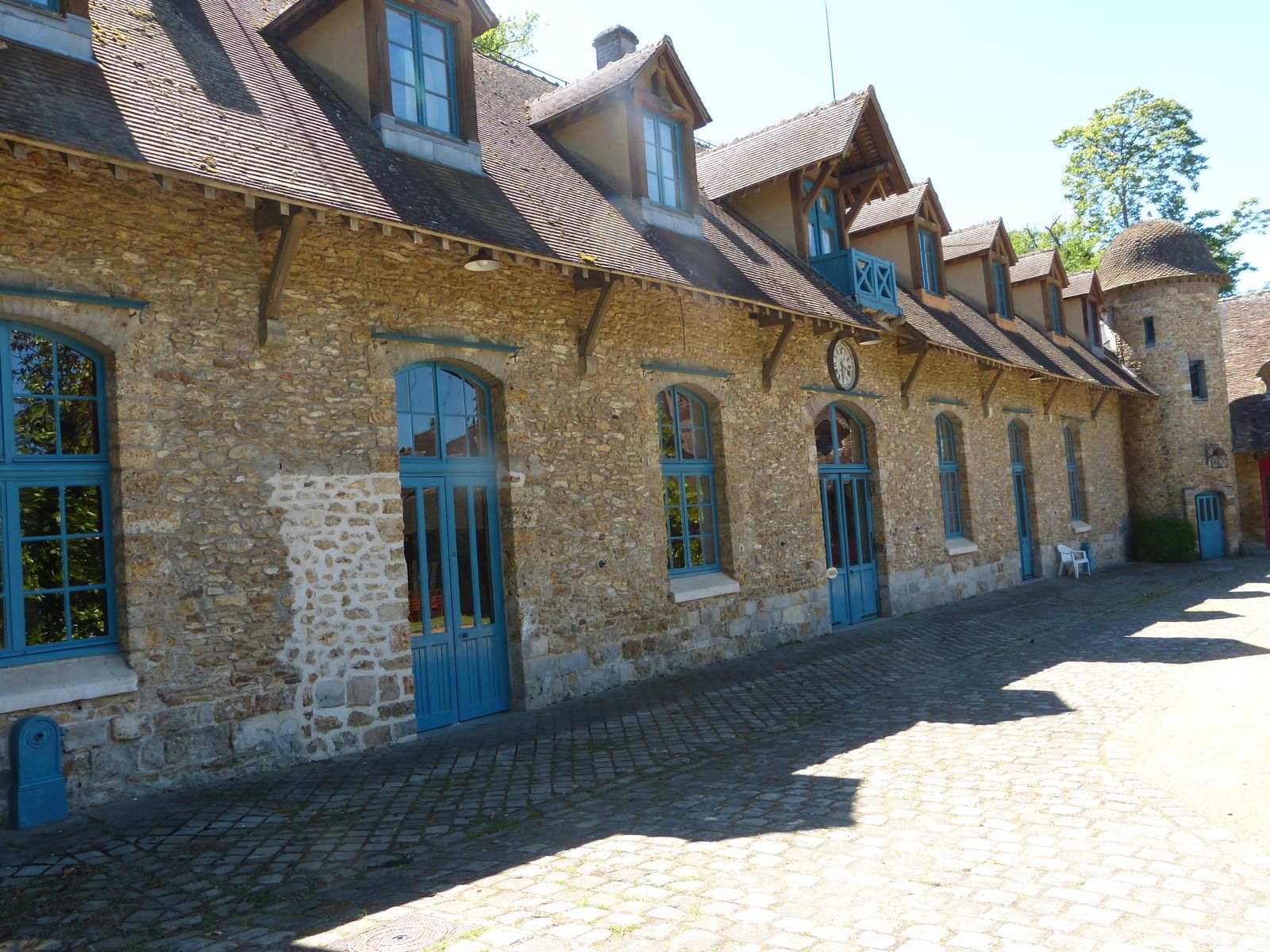 ...que cette Abbaye des Vaux de Cernay dans les Yvelines.....http://www.sortir-yvelines.fr/Chateaux-et-patrimoine/Chateaux-et-Patrimoine-dans-les-Yvelines/visite-decouverte-yvelines/abbaye-vaux-de-cernay.............................