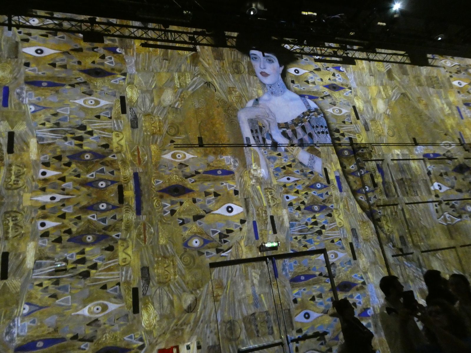 c'est à l'Atelier des lumières 38 rue St Maur 75011 PARIS....c'est à vivre = une immersion dans l'art !