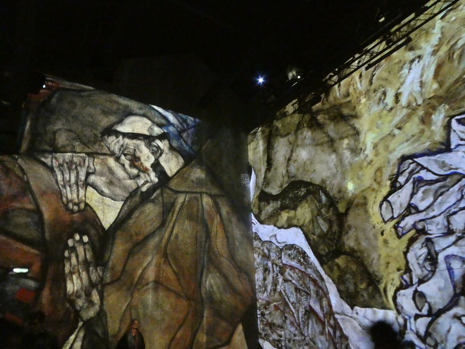 c'est à l'Atelier des lumières 38 rue St Maur 75011 PARIS....c'est à vivre = une immersion dans l'art !