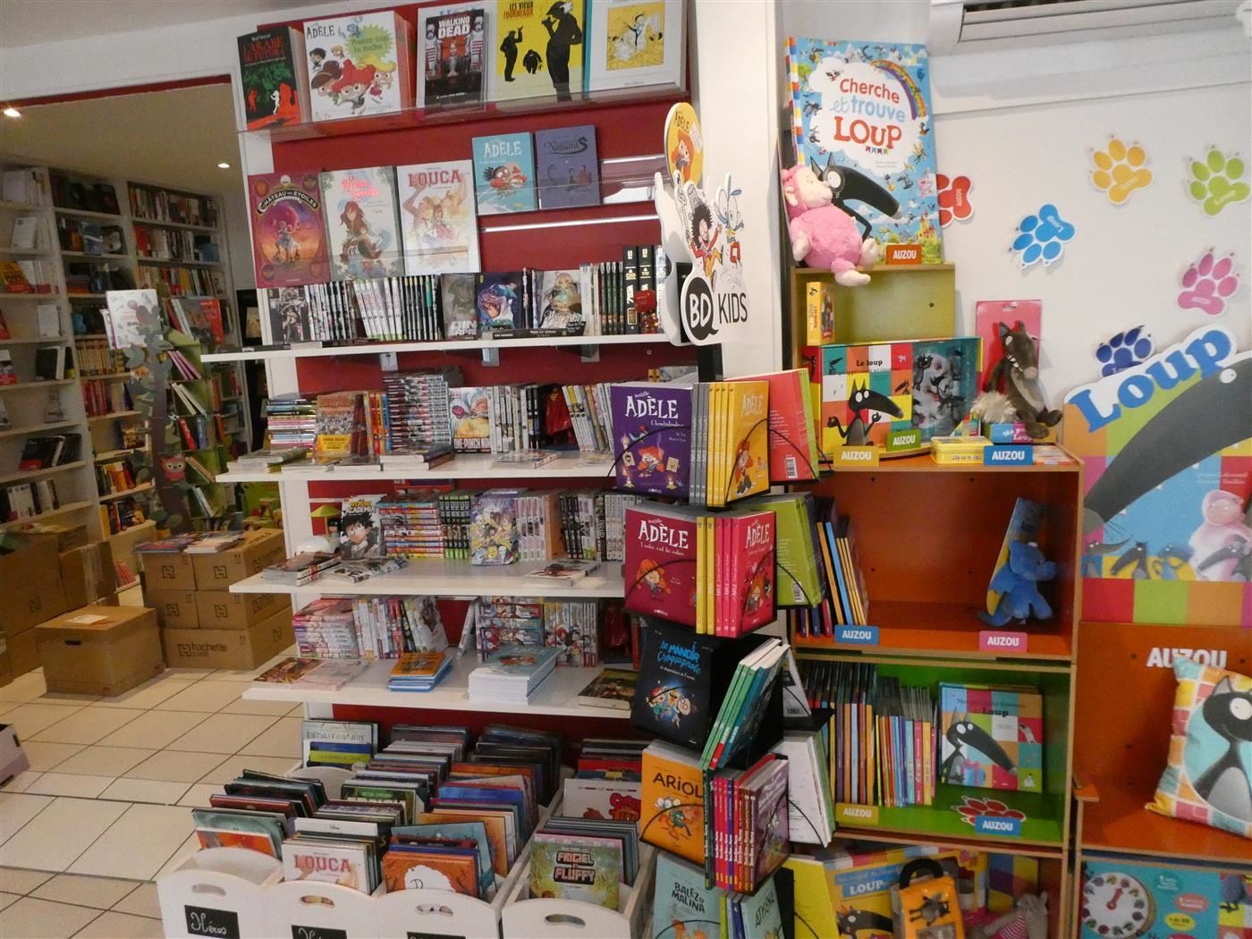 Endroit très accueillant que cette librairie à La Varenne...On y rencontre le chat de Faustine une charmante libraire toujours souriante et à la disposition des visiteurs. En ce moment ,vitrines Halloween.Seul bémol pour les clients éloignés, le prix du parking local en ville ( 3,20 euros /heure) qui devient dissuasif...
