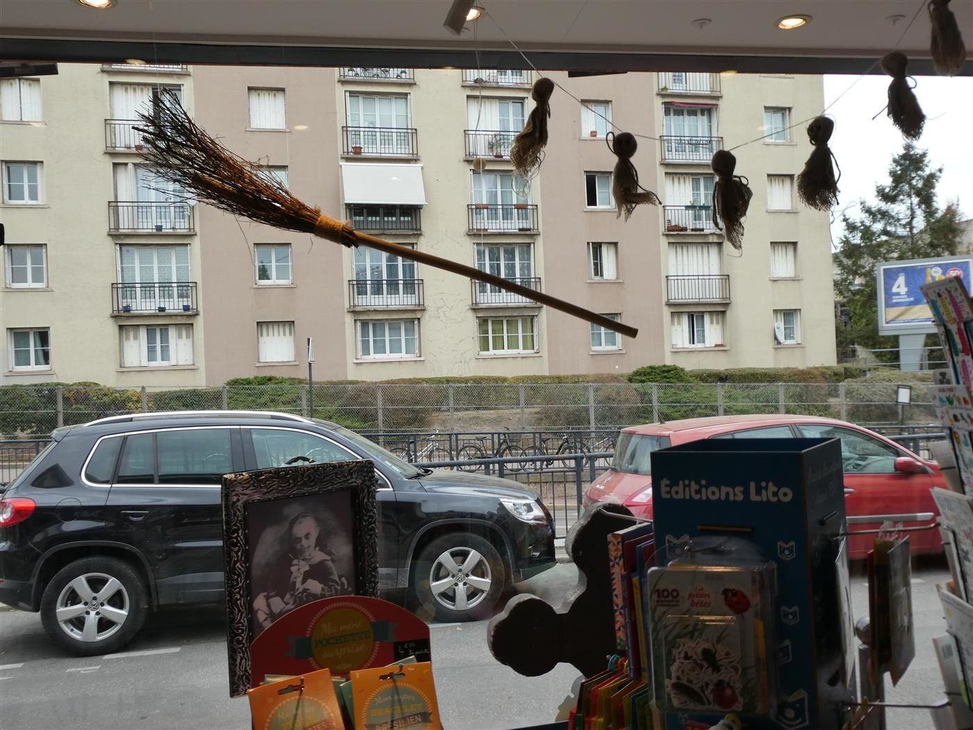 Endroit très accueillant que cette librairie à La Varenne...On y rencontre le chat de Faustine une charmante libraire toujours souriante et à la disposition des visiteurs. En ce moment ,vitrines Halloween.Seul bémol pour les clients éloignés, le prix du parking local en ville ( 3,20 euros /heure) qui devient dissuasif...