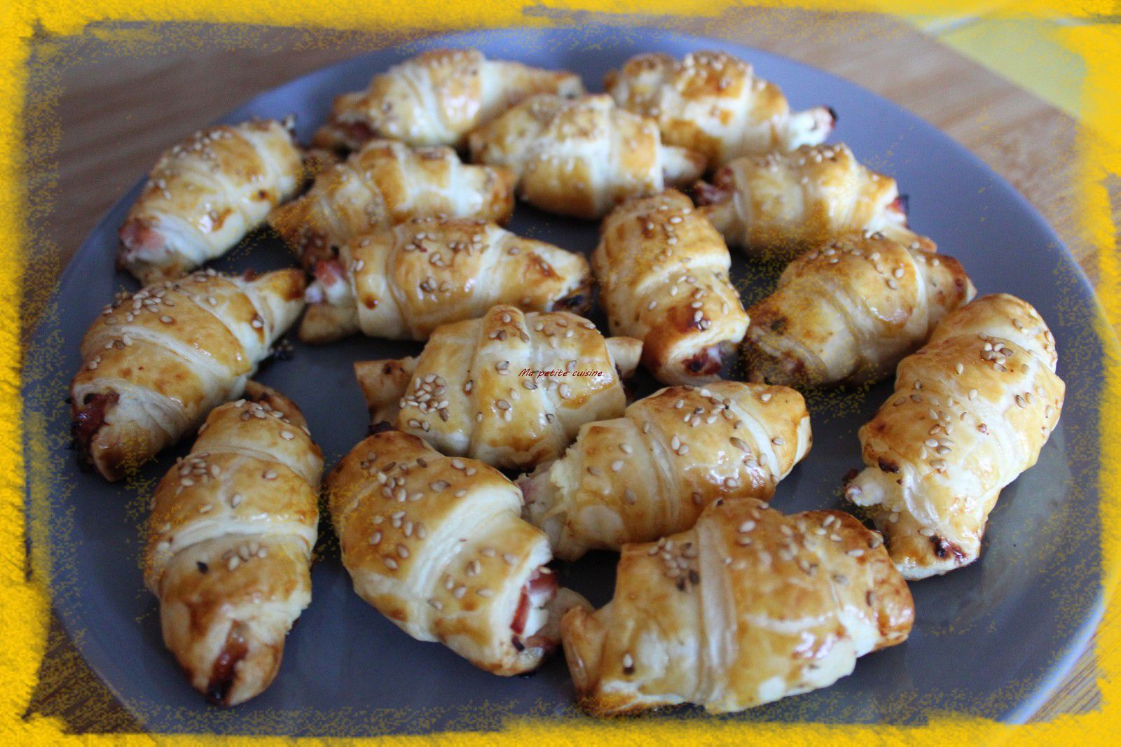 Petits croissants bacon, chèvre et miel