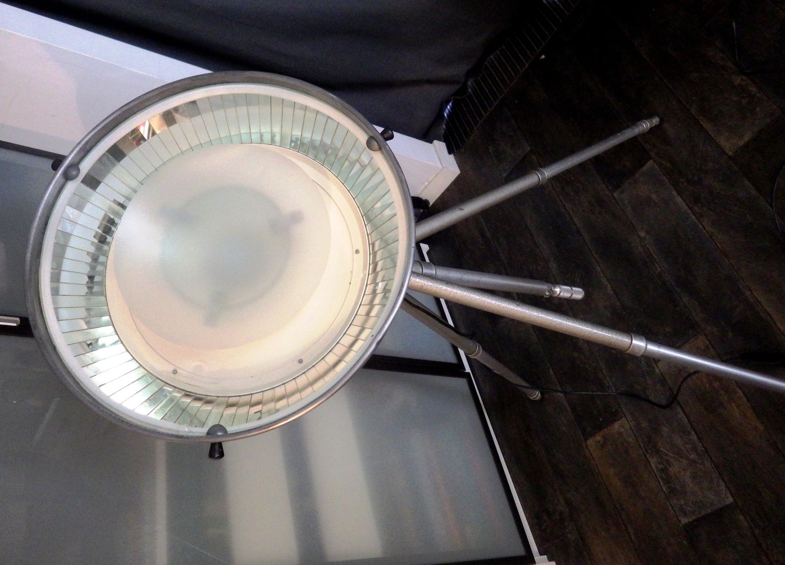 Rare, superbe lampe scyalitique BBT sur trépied pour éclairage loft industriel.