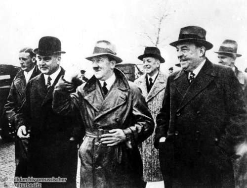 30 janvier 1933, Hitler n'est pas tombé du ciel, il a été porté au pouvoir par les magnats de l'industrie et de la finance ... On en connaît les résultats... 