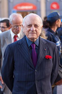 "Pierre Bergé, né le 14 novembre 1930 à Arceau et mort le 8 septembre 2017 à Saint-Rémy-de-Provence, est un homme d'affaires et mécène français, notamment actif dans le secteur de la haute couture. Il avait 86 ans." RIP