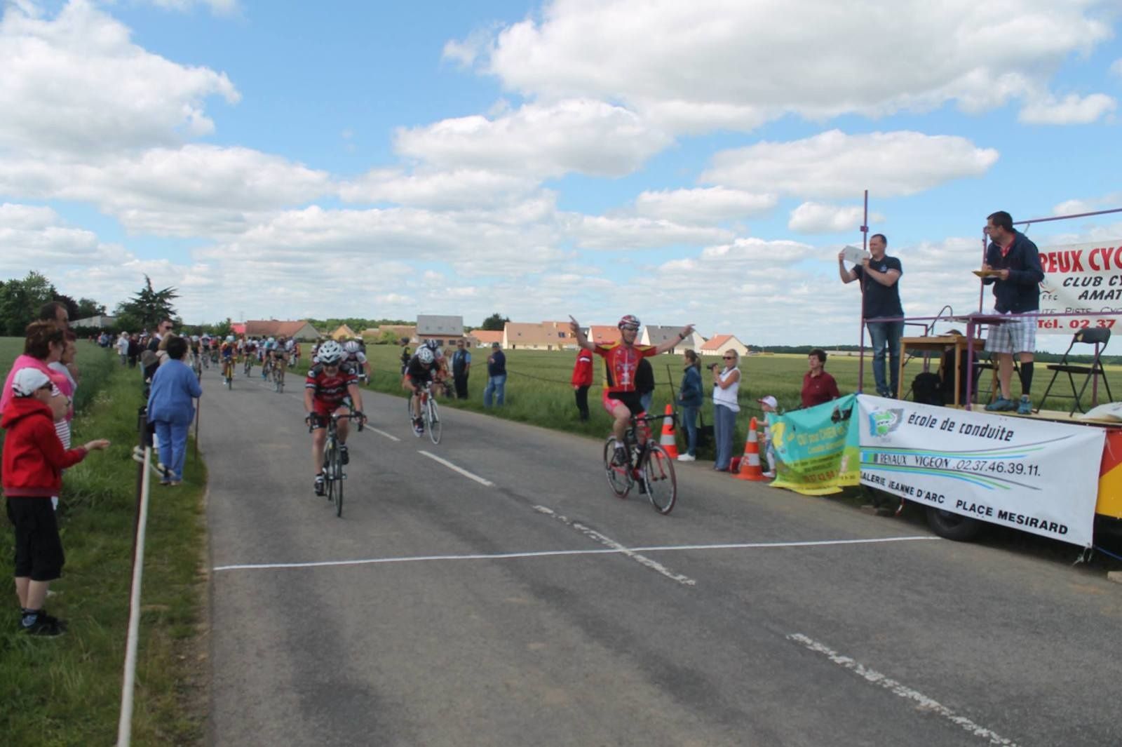 Photos d'archives : Merci à Michel Vautelin pour cette photo de la victoire de Jean-Yves en 2017 en UFOLEP GS Au Fonville