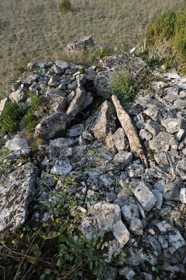 Sayssou, dolmen, Causse de Nissac, Versols et Lapeyre, 12400 Aveyron hameau plateau avant causses
