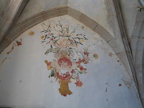 A Saint-Symphorien, un des fleurons de l’église est sa décoration intérieure : des peintures murales couvrent la totalité de la nef ainsi que des chapelles adjacentes