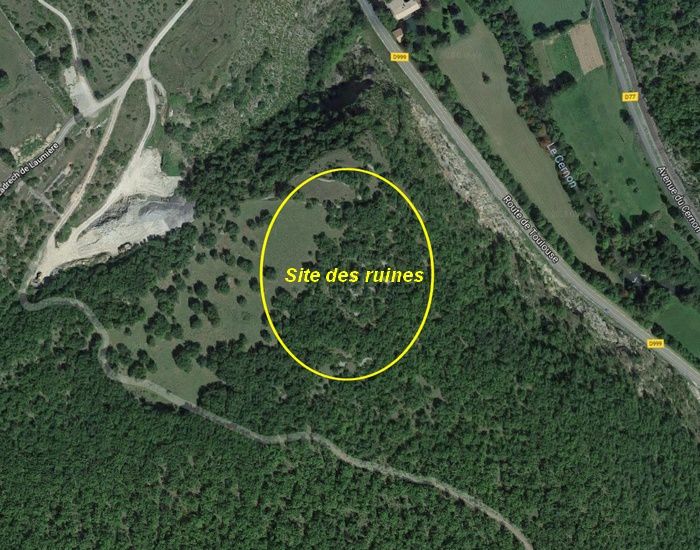Le site archéologique de Laumière, éléments signalés par Jean Poujol : un mur d'une vingtaine de mètres et au minimum de 80 cm d'épaisseur très bien assemblé, une enceinte non fermée