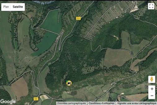 Le site archéologique de Laumière comprend quatre dolmens et des ruines de murs, les traces de deux fours à chaux et d'une enceinte. Il fut signalé par Jean Poujol dans "Cahier de l’Adralhan", 1985. Le site se trouve sur une terrasse 70 m au dessus du Cernon.