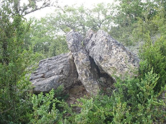 Le site archéologique de Laumière, Beau dolmen aux dalles imposantes ; les archéologues du coin pensent que la position et la forme des dalles