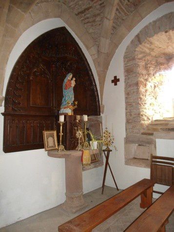 L’église Saint Amans de Costrix doit sa renommée à deux anciens chapiteaux préromans classés MH et à son retable classé à l’inventaire