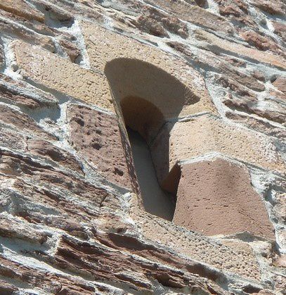 L’église Saint Amans de Costrix doit sa renommée à deux anciens chapiteaux préromans classés MH et à son retable classé à l’inventaire