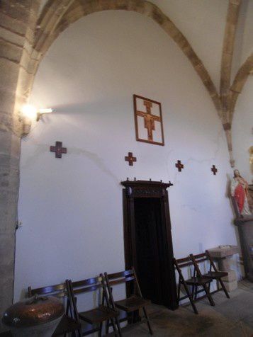 L’église Saint Amans de Costrix doit sa renommée à deux anciens chapiteaux préromans classés MH et à son retable classé à l’inventaire