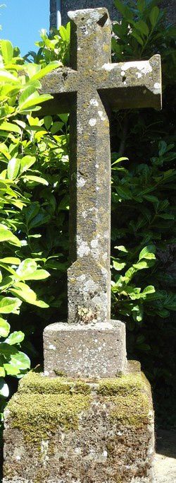 L’église Saint Amans de Costrix doit sa renommée à deux anciens chapiteaux préromans classés MH et à son retable classé à l’inventaire