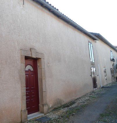 Son histoire le situe aux environs de 942, « le prieuré de Saint Amans de Costrix dépendait de l’abbaye de Vabres et faisait partie des donations accordées par le diacre Hélie. Le cartulaire de Vabres contient une description assez détaillée de la « curtis »